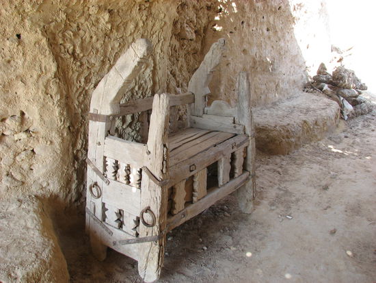 vereinzelt steht auch noch eine für Siwa typische Bank am Eingang