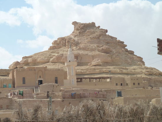 nach Osten vorbei am Gebel Dakmur - wo alljährlich ein großes Fest abgehalten wird - die Häuser hierzu stehen alle wohl das ganze Jahr leer
 29° 11' 18.60" N /  25° 32' 58.42" O