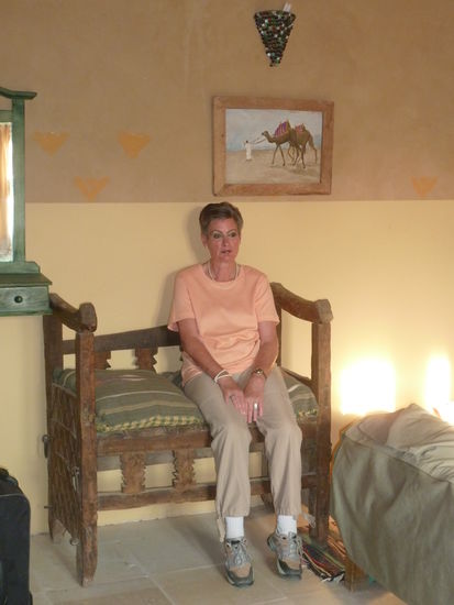 und warten auf der siwatypischen Bank nicht bequem