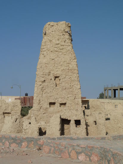 am Militärposten steht ein Turm aus Lehmziegeln als Straßenteiler