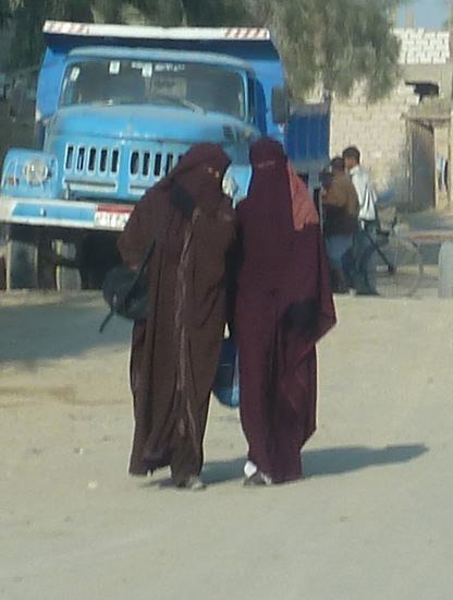 Frauen sind ganz selten auf der Strasse - diesmal wieder in Burka