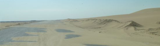 z.T. werden die Strassen wieder vom Wüstensand 'eingenommen'