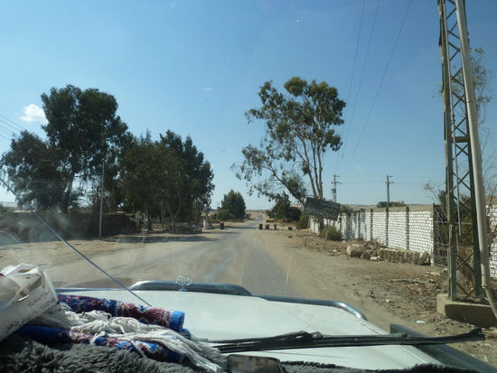 nach wenigen Kilometern kommt der Oasenausgangsposten und wir starten gen Süden -  28° 20' 32.51" N /  28° 51' 16.08" O