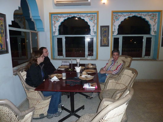 Abendessen zu viert im Hotel Harasr Haveli