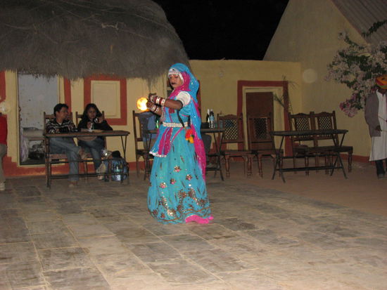 Tänze zu einheimischer Trommel'musik'