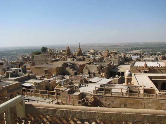 und auf die Stadt im Fort