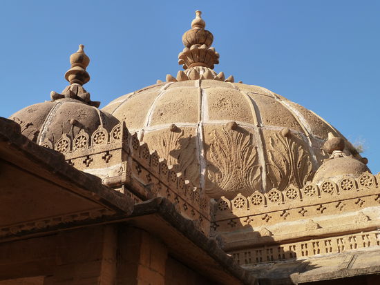 trotzdem als Erinnerungsbau aufwändig gestaltet