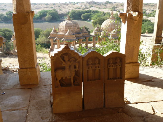 und mit vielen in Stein gemeißelten Stelen
