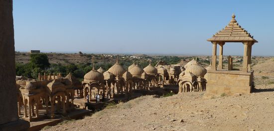 Die gesamte Anlage umfaßt kaum zählbar viele Kuppelbauten