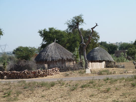 die typischen Rundhütten in den Wüstendörfern