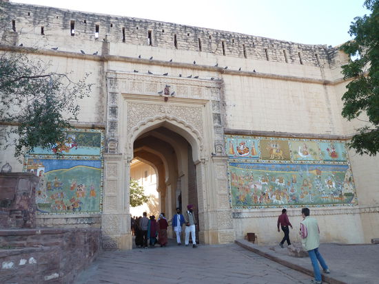 zweites Tor mit gut erhaltenen Wandmalereien