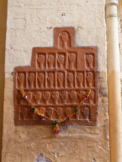 makabres Zeichen des Sati-Kultes - die 32 Handabdrücke stammen von den Prinzessinnen, die sich nach dem Tode des Maharadjas auf dem Scheiterhaufen verbrennen lassen mußten.