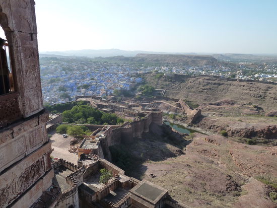 Blick auf die blaue Stadt südlich des Bergsporns - früher galt blau als Farbe der Brahmanenhäuser