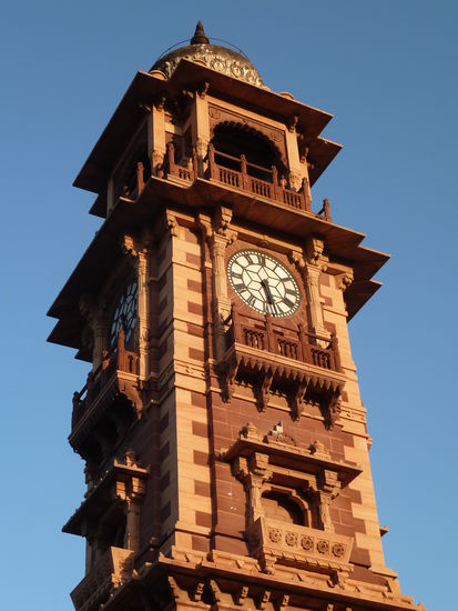 der Uhrenturm stammt noch aus der Zeit der Briten