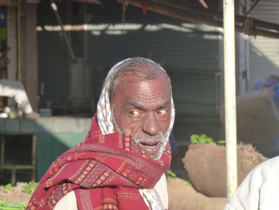 machen beobachten skeptisch das erwachende Markttreiben
