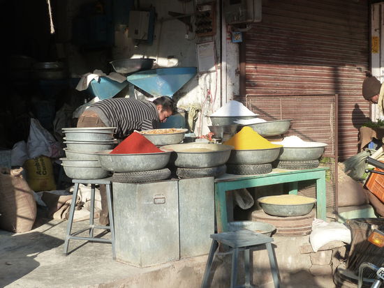 bereiten die Auslagen vor