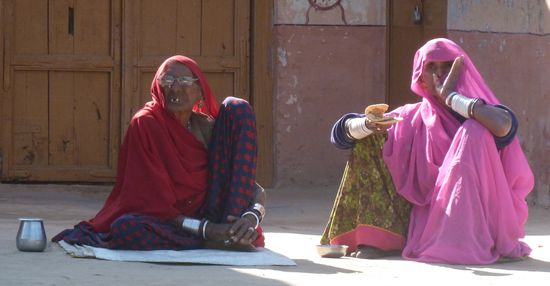 Die Damen beobachten das Treiben auf der Strasse