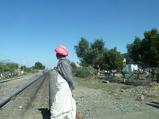 Mann bei gemütlichem Spaziergang