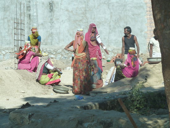 Frauen bei schweren Straßenbauarbeiten