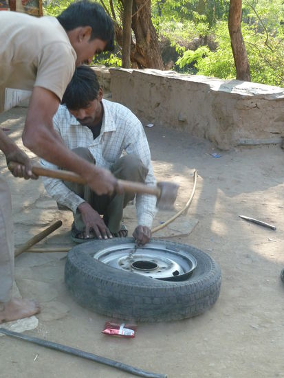 ähnliche Brachialmethode haben wir bereits auf Kuba erlebt - die Felge sieht danach abenteuerlich aus