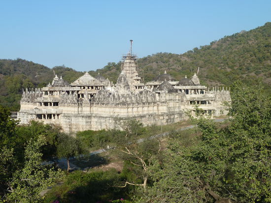 von einem nahe gelegenen Hügel wirkt die Anlage gar nicht so riesig