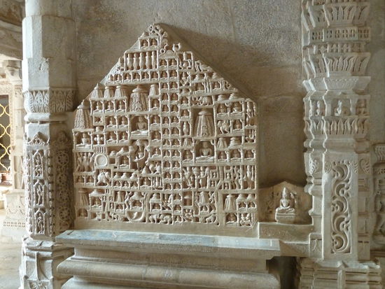 fantastische Steinmetzarbeiten im Inneren des Tempels