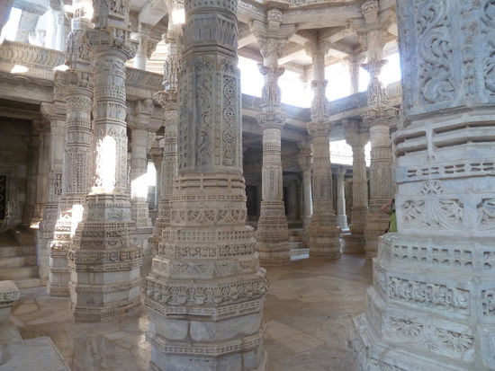 einige der 1444 Säulen