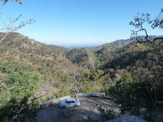 auf der Fahrt auf die Passhöhe ergebnsich die eersten Ausblicke auf das umliegende Bergland