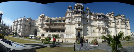 die riesige Palastanlage wirkt schon hier imposant, aber von der Seeseite wirkt sie noch wuchtiger