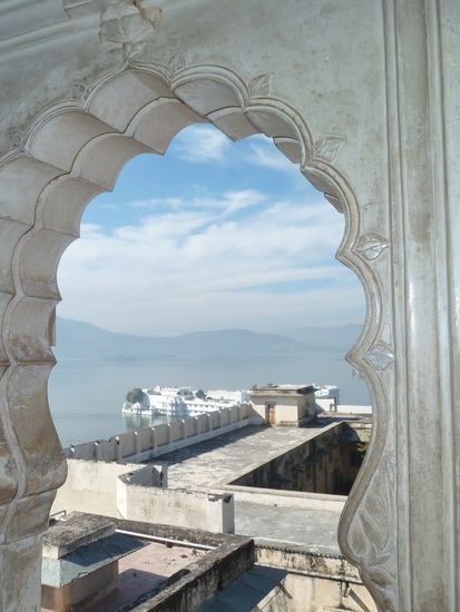 von innen hat man ein wunderschönen Blick über den Pichola-See mit Luxushotel auf eigener Insel.