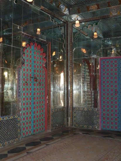 Räume mit Spiegelwänden