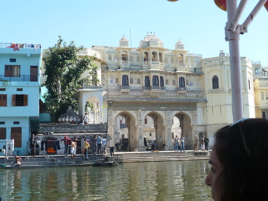 Gangaur Ghat von der Seeseite