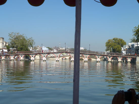 Die Bootstour führt sogar mit einer Schleife bis kurz vor die Fußgängerbrücke
