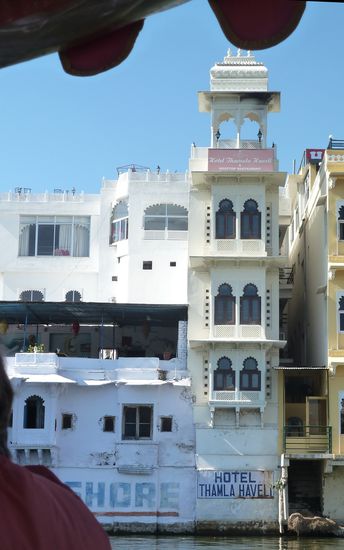 und bietet einen Blick auf unser Hotel (mit Ulrike's kleiner Wäsche im Fenster).