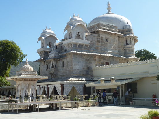 auf der Insel ist nichts zu besichtigen, aber man kann im open-air-Restaurant gut eine Pause einlegen