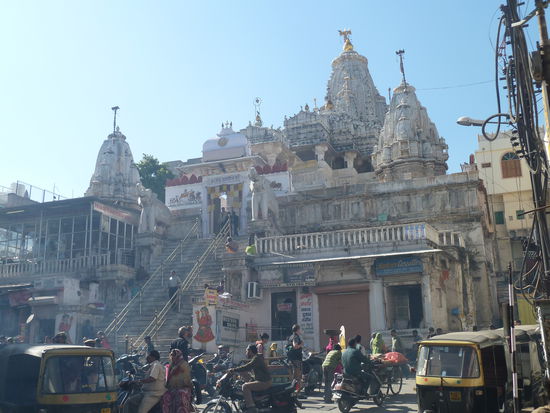 32 Stufen führen steil zu dem von zwei Elefanten flankiertem Eingang