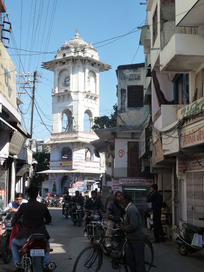 eigentlich reicht die Strasse nur noch für Tuktuks und Zweiräder