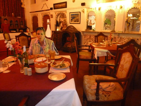 chicken tikkala und  Pea-Onion-soup und palak paneer + Reis und zwei Bier.