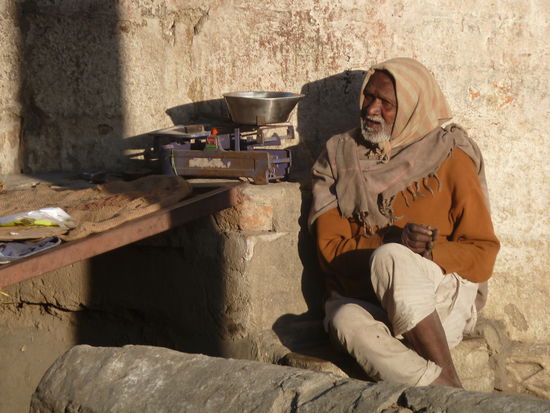 zu verkaufen hat er nicht viel in Ekingli - oder es ist schon alles verkauft?