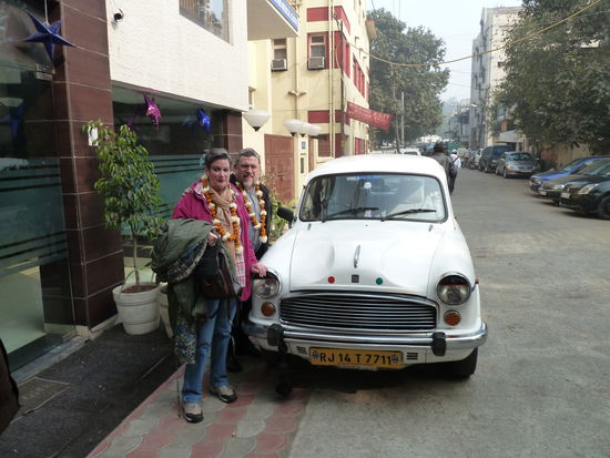 Mit Begrüßungsblumenkranz an unserem Hotel neben unserem Ambassador