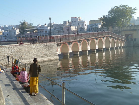 an der Fußgängerbrücke herrscht schon hektische Betriebsamkeit mit großer Wäsche - in nicht einladendem Wasser