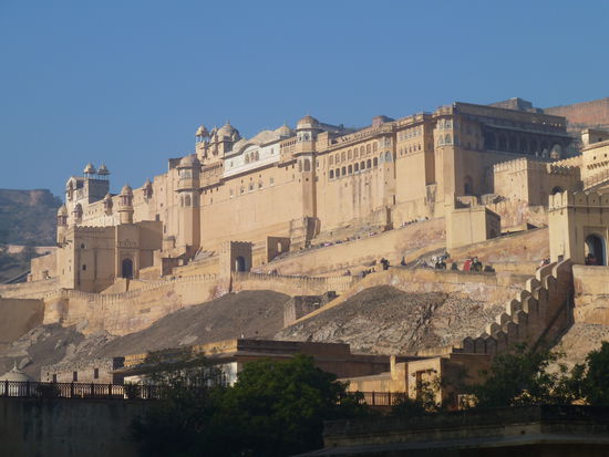auf der östlichen Seite ist der Aufstieg für Touristen auf Elefanten