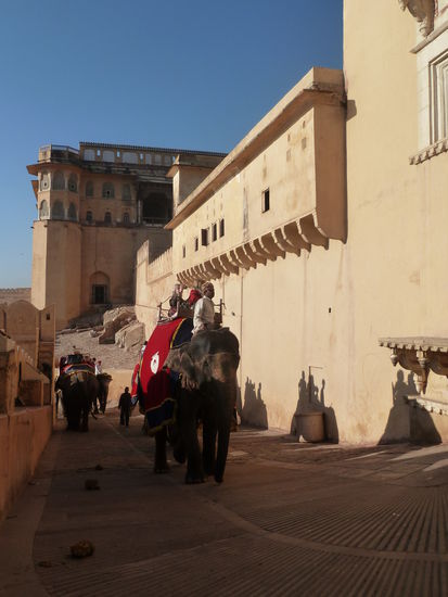 mit dem Auto fährt man auf der westlichen (morgens schattigen) Seite bis zum großen Platz
