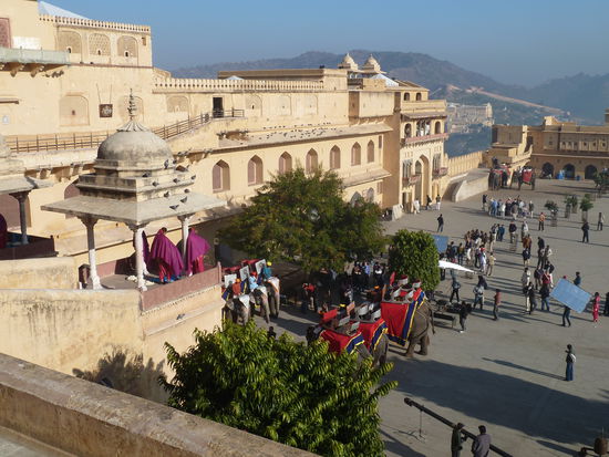 auf dem großen Vorplatz laufen die Vorbereitungen zu einem 'Bollywood'-Streifen