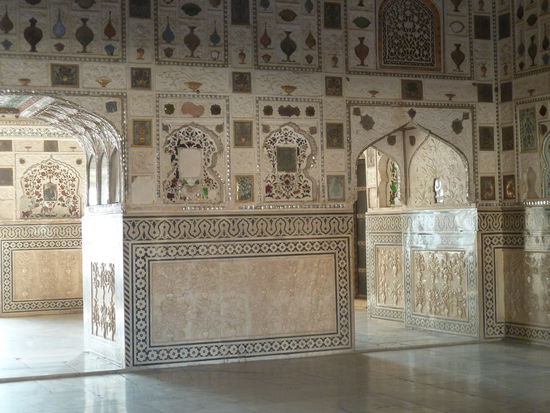 Shag Mandir - mit tausenden kleinen Spiegeln verzierte Wände