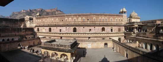 Blick vom weniger interessanten 3. Innenhof auf das oberhalb gelegene Jaighar Fort