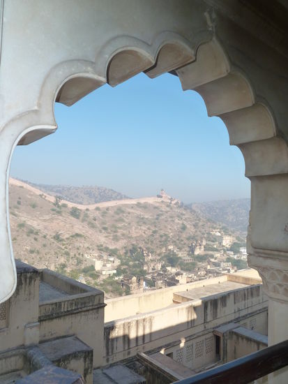 von den oberen Gebäuden hat man eine tolle Sicht auf die Umgebung mit einer kilometerlangen Mauer, die sich über die Hügel hinwegzieht, fast wie die chinesische