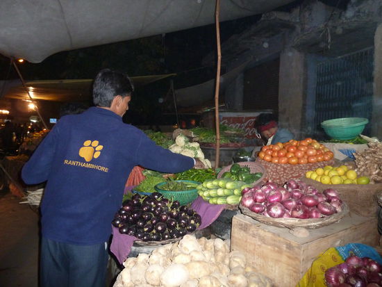 Randher nimmt uns mit auf den Abendmarkt und wir suchen einiges an Gemüse aus, denn heute ist Vegetarisch angekündigt.