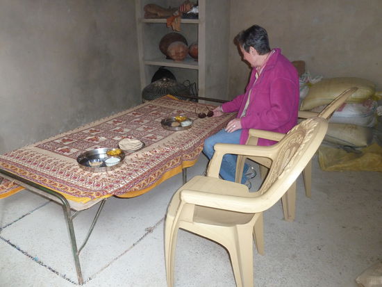 das obligatorische Bett auf dem auch wir wieder - auf Stühlen sitzend - das Essen serviert bekommen - auch hier wieder das Metalltablett mit Schälchen