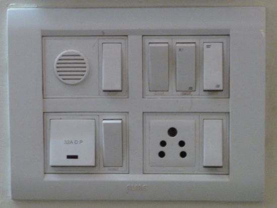 damit jeder sieht, welch 'geniale' Steckdosen die Inder haben - alles für uns Touristen - es passen Schukostecker und Eurostecker